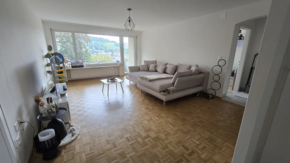 Charmante 4.5 Zimmer-Wohnung mit Balkon über St. Gallen und doch zentral – Foto 2 von 13