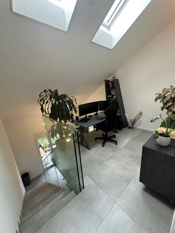 Moderne 2.5 Zimmer Dachwohnung mit Galerie