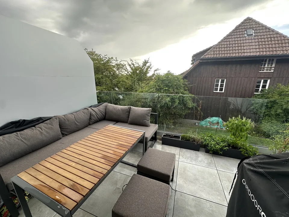 Moderne 2.5 Zimmer Dachwohnung mit Galerie