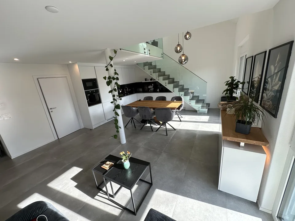 Moderne 2.5 Zimmer Dachwohnung mit Galerie