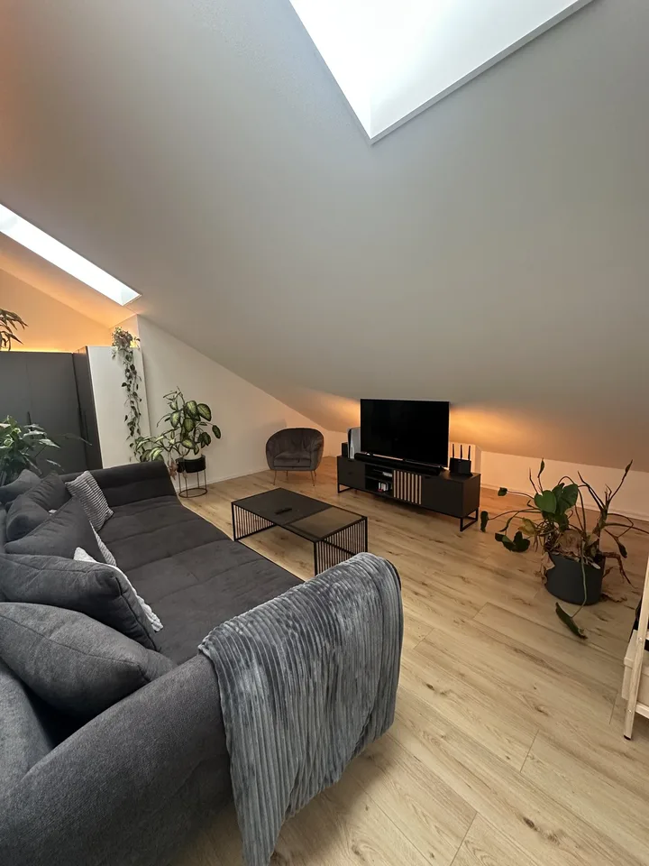 Moderne 2.5 Zimmer Dachwohnung mit Galerie