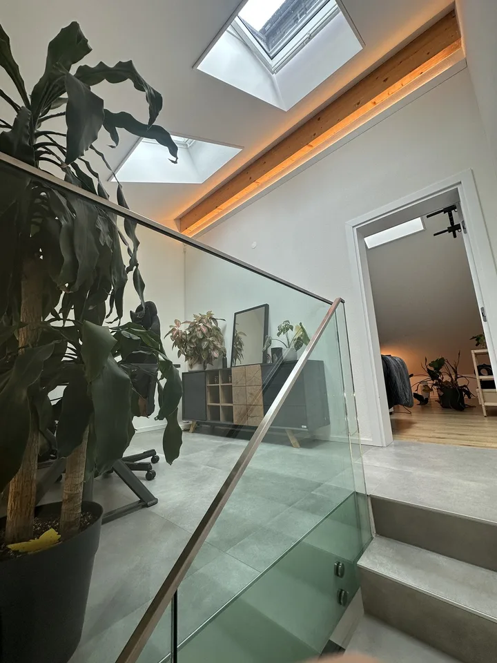 Moderne 2.5 Zimmer Dachwohnung mit Galerie