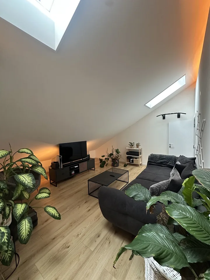 Moderne 2.5 Zimmer Dachwohnung mit Galerie
