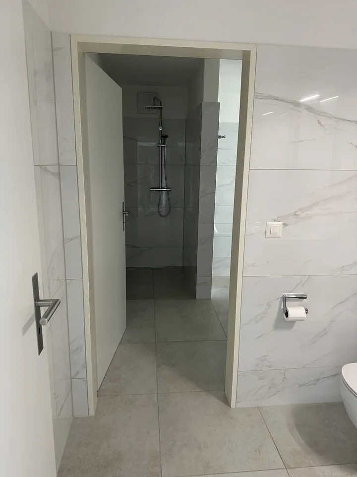 Moderne 2.5-Zimmer-Wohnung mit Panoramablick auf See und Berge