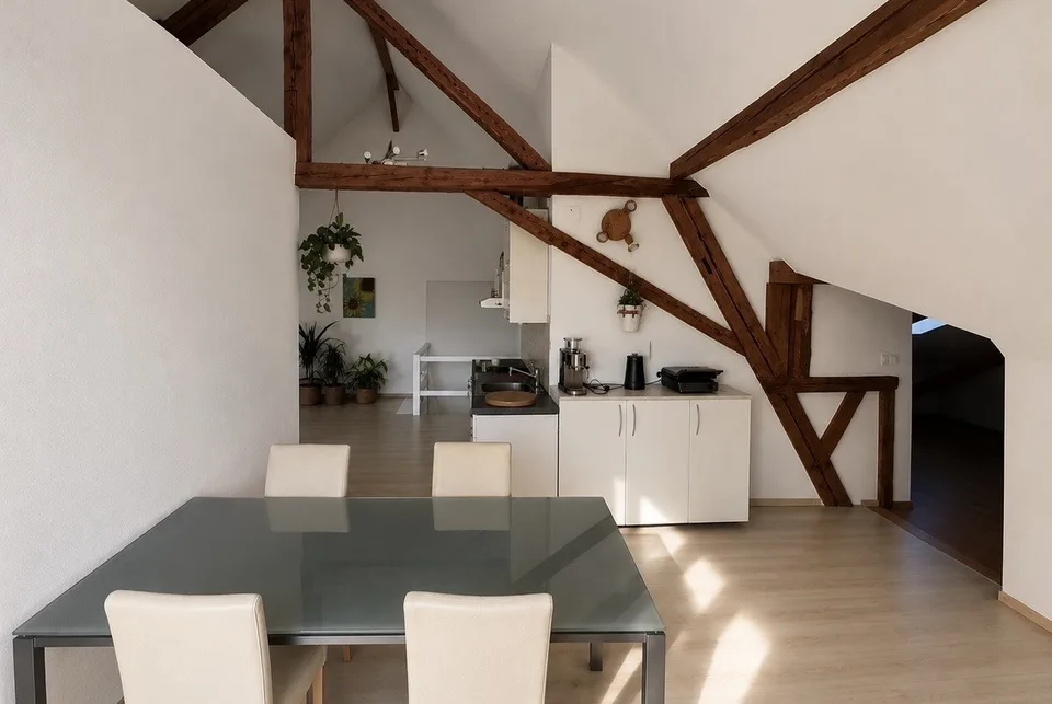 110 m² Dachwohnung für CHF 1’650 – teilmöbliert