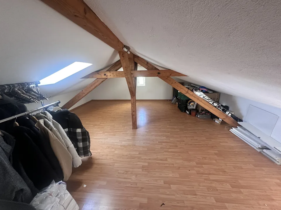 110 m² Dachwohnung für CHF 1’650 – teilmöbliert