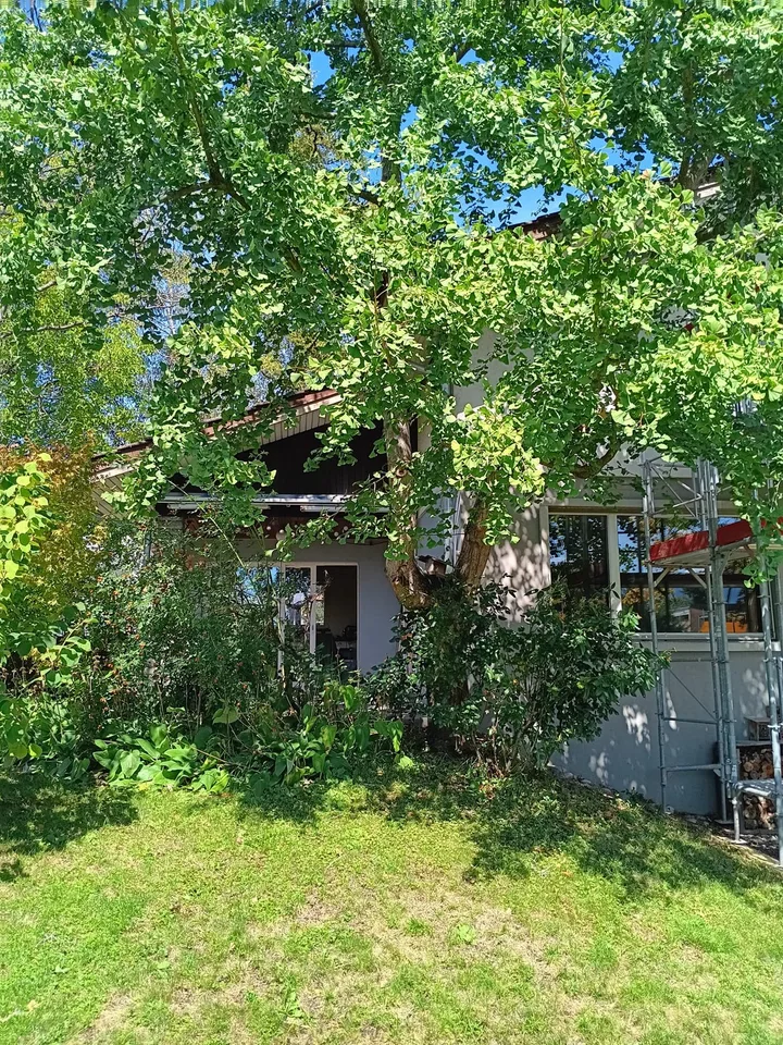 Grosszügiges Einfamilienhaus mit Garten, gedecktem Sitzplatz und Doppelgarage