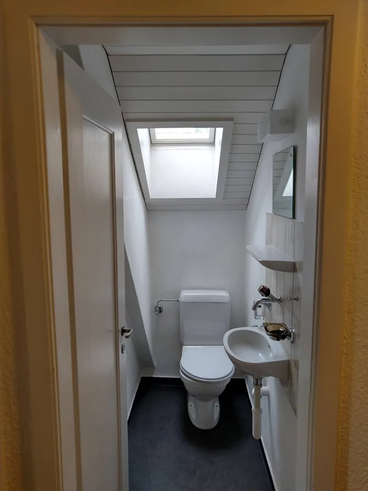 Kleine 2.5-Zimmer-Dachwohnung im 3. Stock ohne Lift und ohne Balkon