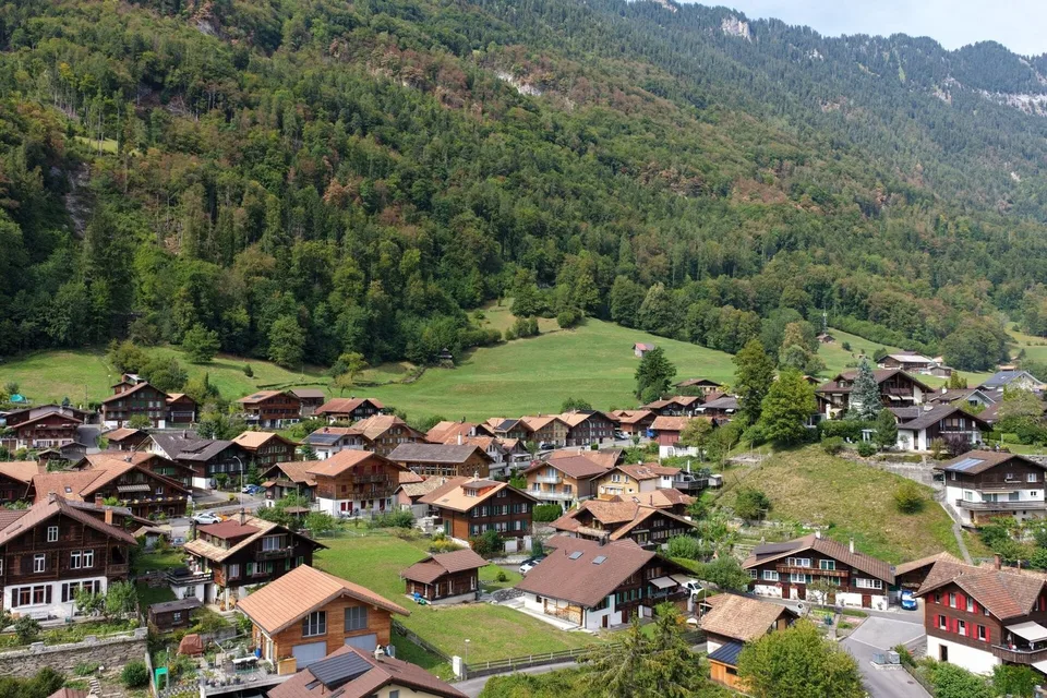 Charmantes Bijou mit herrlichem Bergpanorama auf grosszügigem Grundstück – photo 2 sur 11
