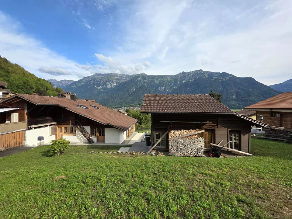 Charmantes Bijou mit herrlichem Bergpanorama auf grosszügigem Grundstück – photo 3 sur 11