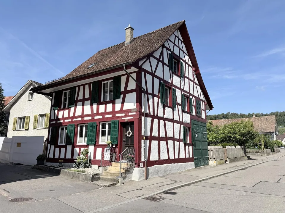 Charmantes Bauern-Riegelhaus im Dorfkern von Rafz