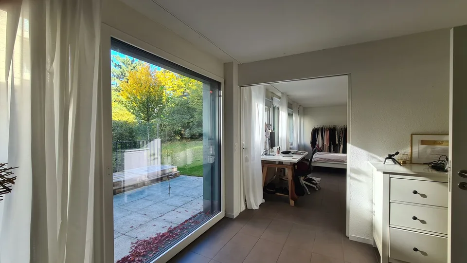 Möblierte 2.5 Zi-Parterre Wohnung mit Garten zentrale Lage – Foto 2 von 18
