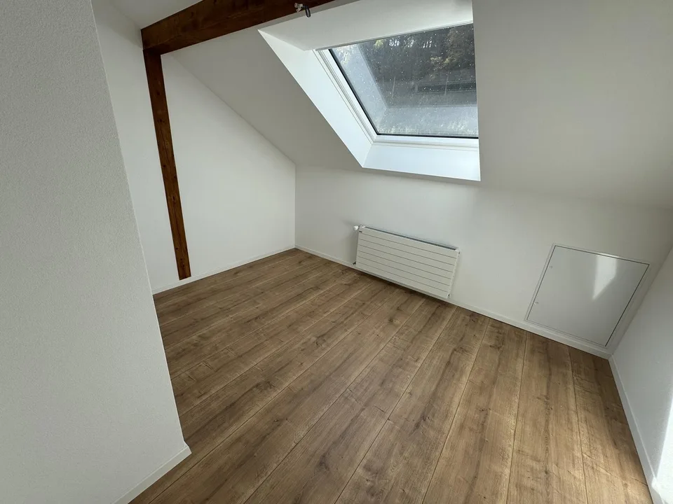 Appartamento mansardato di 3,5 locali nel Fricktal con balcone e 2 posti auto