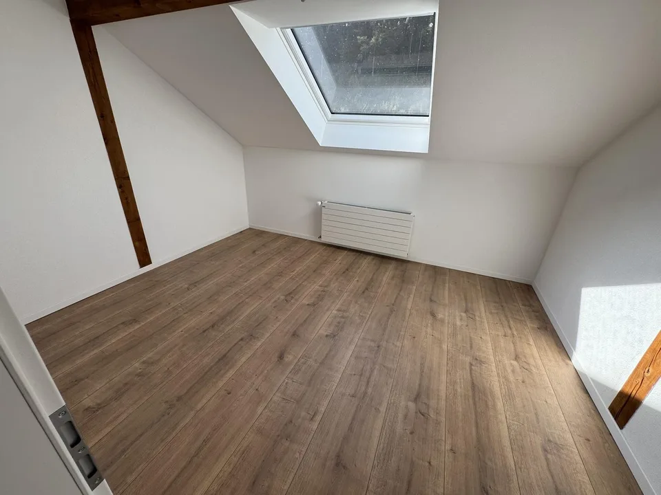 Appartamento mansardato di 3,5 locali nel Fricktal con balcone e 2 posti auto