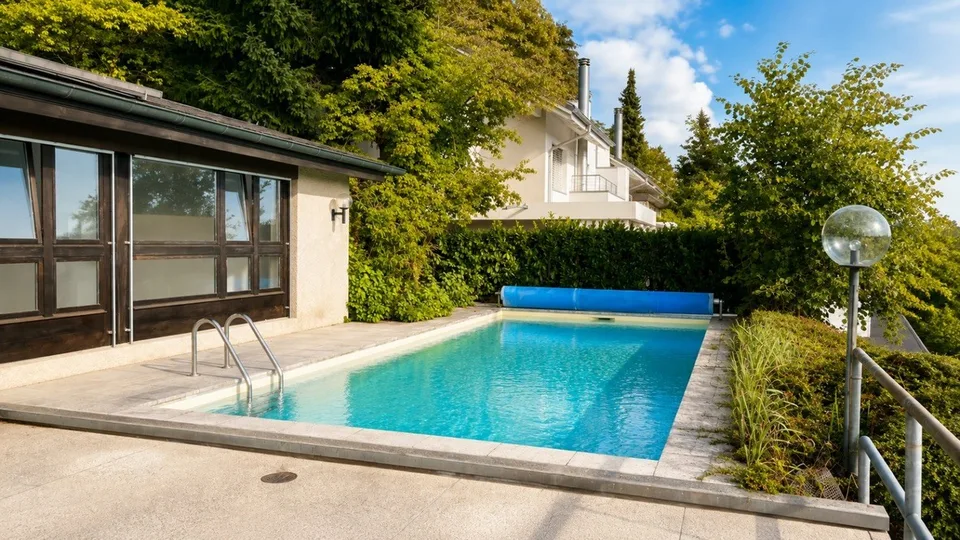Repräsentative Villa mit Pool und traumhafter Aussicht in Ittigen