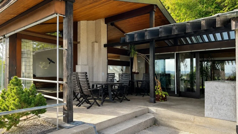 Repräsentative Villa mit Pool und traumhafter Aussicht in Ittigen