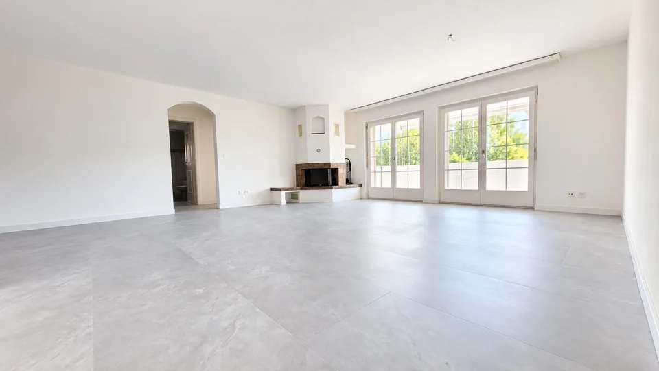 Frisch renovierte 3½-Zimmer-Wohnung mit Cheminée, verglastem Balkon und Garage in Altnau TG