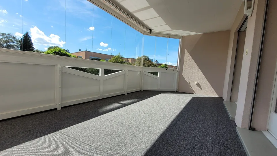 Appartement de 3½ pièces fraîchement rénové avec cheminée, balcon vitré et garage à Altnau TG