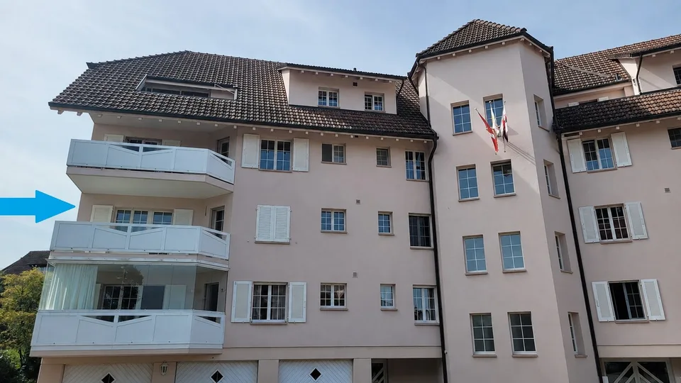 Appartement de 3½ pièces fraîchement rénové avec cheminée, balcon vitré et garage à Altnau TG