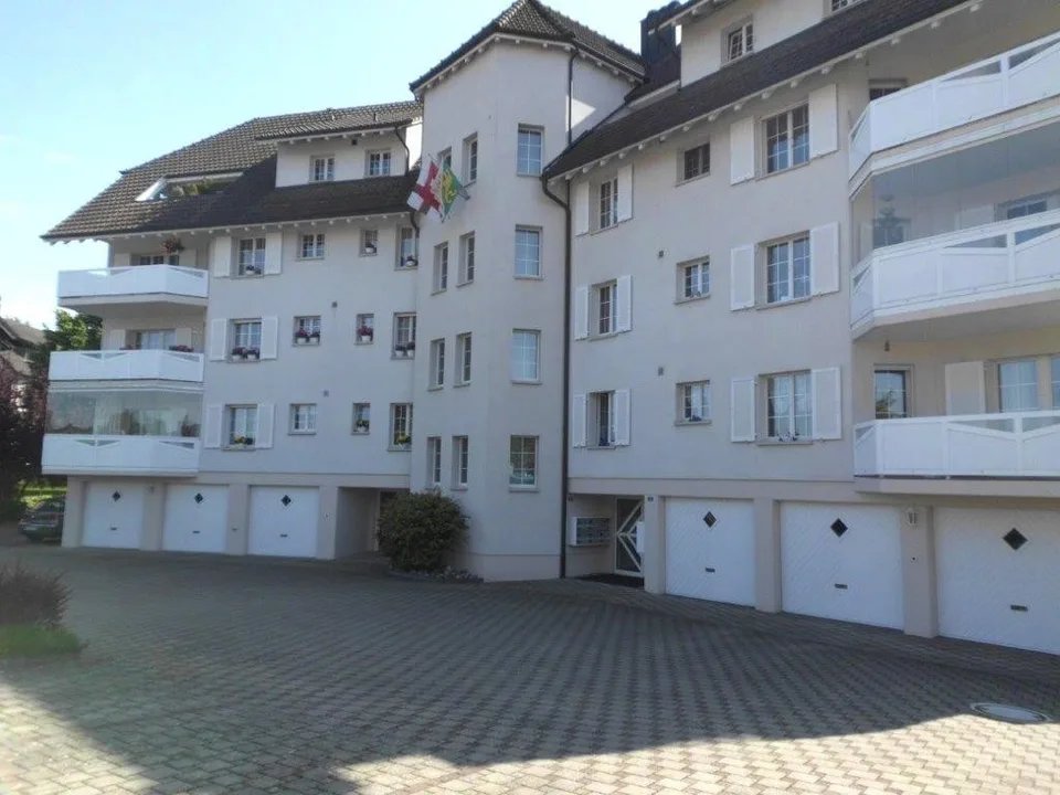 Frisch renovierte 3½-Zimmer-Wohnung mit Cheminée, verglastem Balkon und Garage in Altnau TG