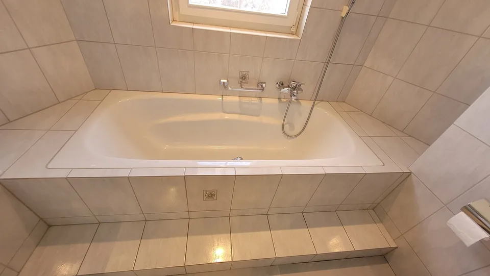 Appartement de 3½ pièces fraîchement rénové avec cheminée, balcon vitré et garage à Altnau TG