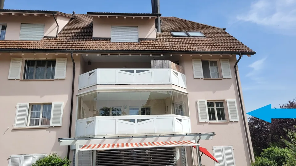 Appartement de 3½ pièces fraîchement rénové avec cheminée, balcon vitré et garage à Altnau TG