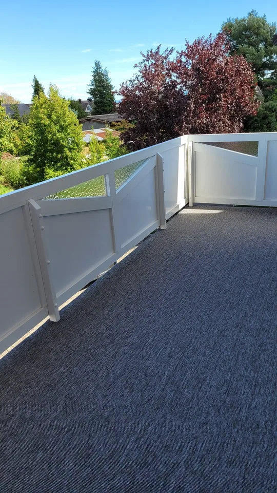Appartement de 3½ pièces fraîchement rénové avec cheminée, balcon vitré et garage à Altnau TG