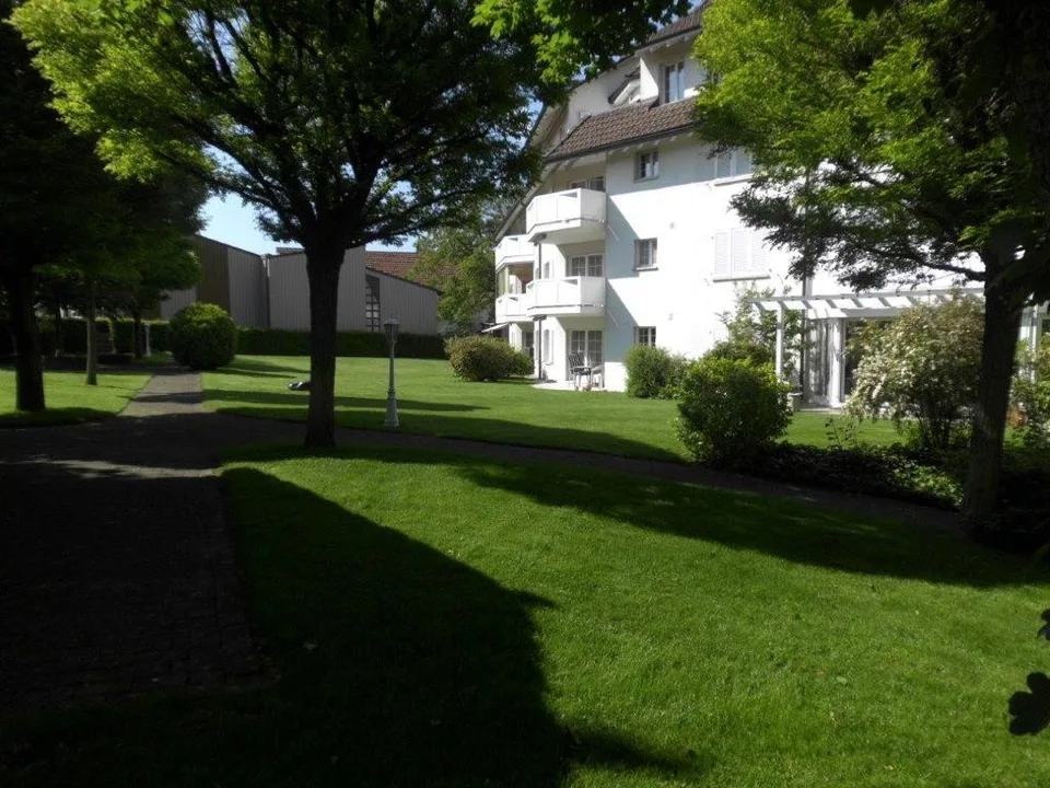 Frisch renovierte 3½-Zimmer-Wohnung mit Cheminée, verglastem Balkon und Garage in Altnau TG