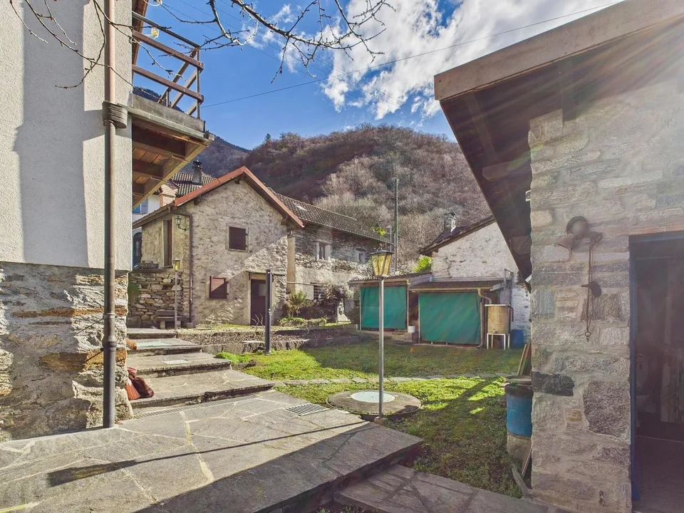 SPAZIOSA E SOLEGGIATA CON GIARDINO – Foto 2 von 6