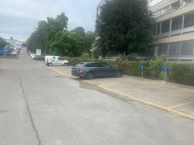 Places de parc extérieures – photo 4 sur 5