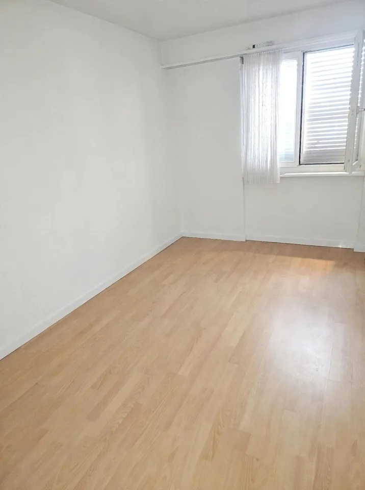 Schönne Wohnung 4 1/2 Zimmer Sucht Neuen Mieter