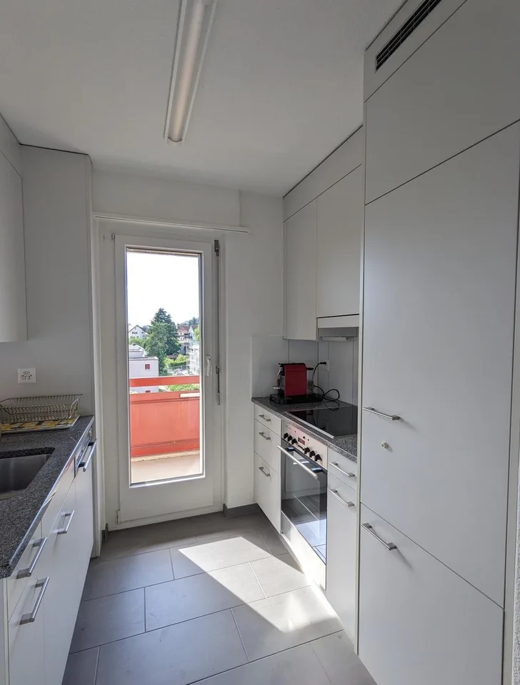 Lichtdurchflutete 2.5-Zimmer-Wohnung mit Balkon & toller Aussicht über das Limmattal (befristet)