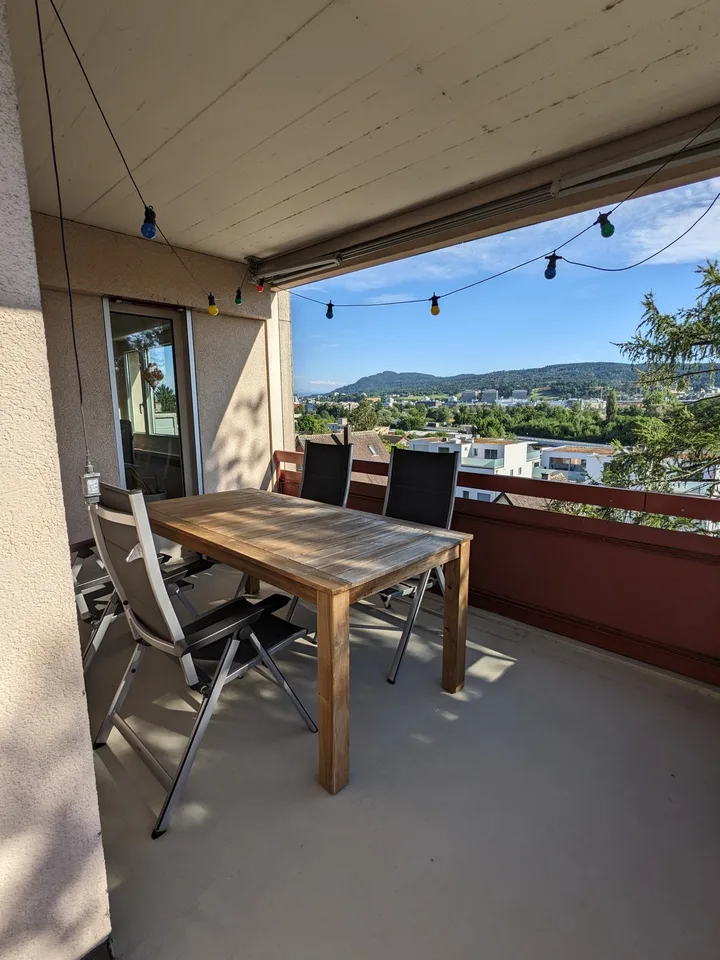 Lichtdurchflutete 2.5-Zimmer-Wohnung mit Balkon & toller Aussicht über das Limmattal (befristet)