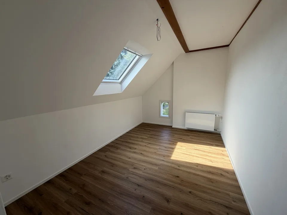 Appartement mansardé de 3,5 pièces confortable avec 2 balcons & local de stockage à 5033 Buchs AG