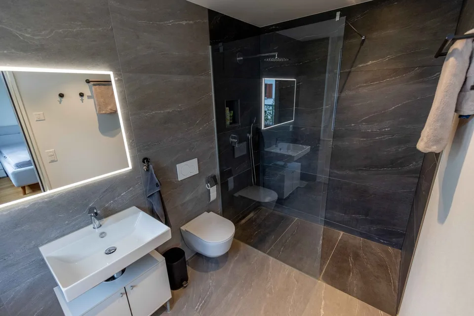 Modern room with private bathroom (en suite), with a garden & terrace – 20 min from Zurich HB