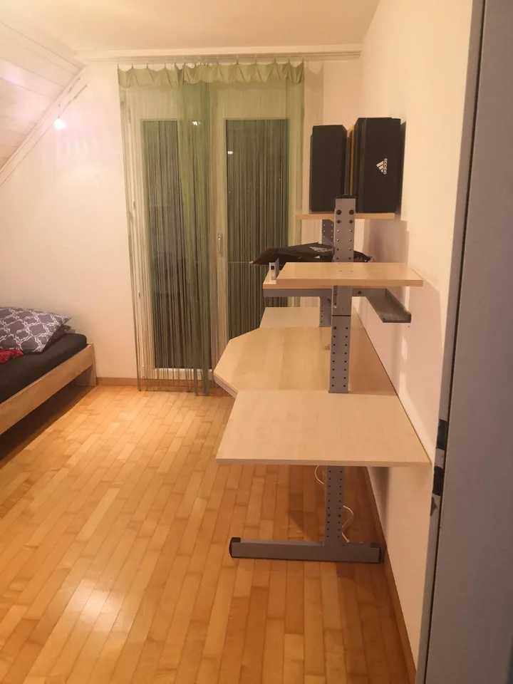 WG-Zimmer, aber mehr eine Einliegerwohnung, das ganze Haus kann/soll mitgenutzt werden