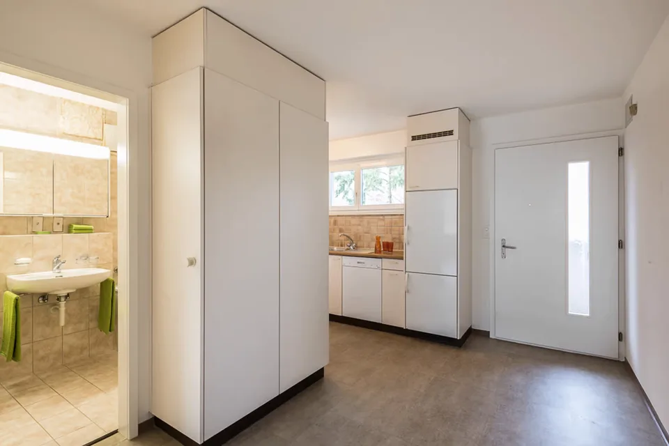 schönes möbliertes Zimmer in 3er WG mit Balkon - Furnished Single Room