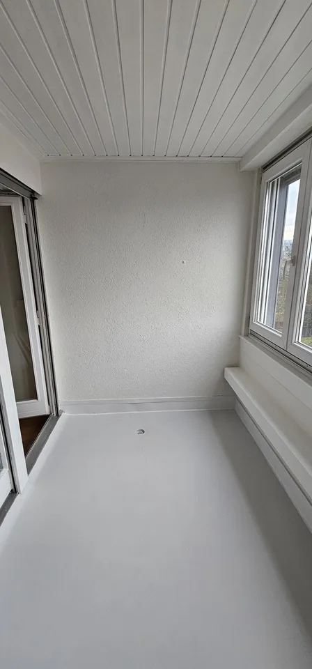 Helle moderne 1.5‑Zimmer‑Wohnung mit Wintergarten – 81 m² – neu renoviert 2025