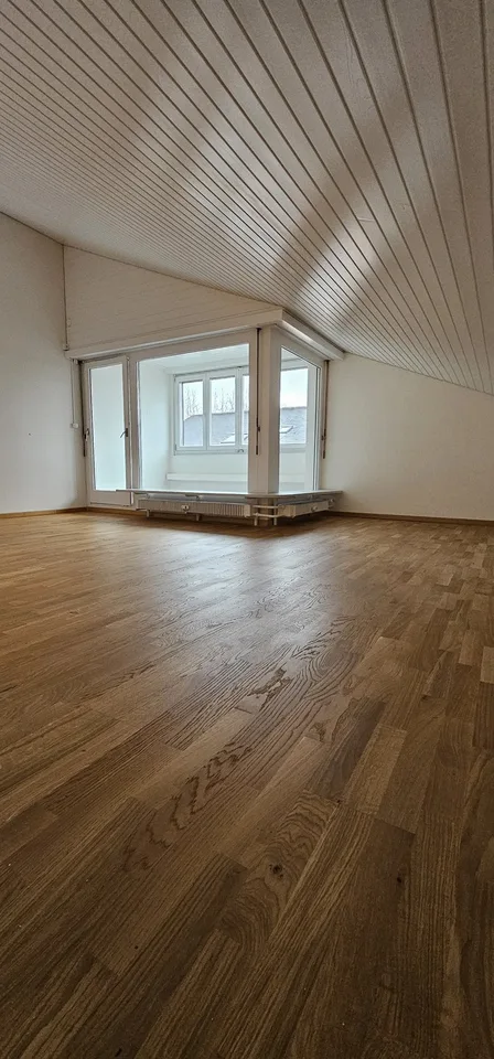 Helle moderne 1.5‑Zimmer‑Wohnung mit Wintergarten – 81 m² – neu renoviert 2025