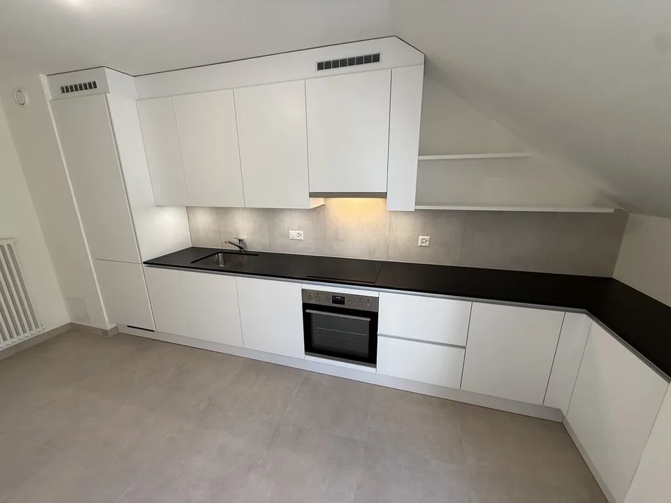 Wohnung mit 3 Zimmern im 3. Stock komplett renoviert
