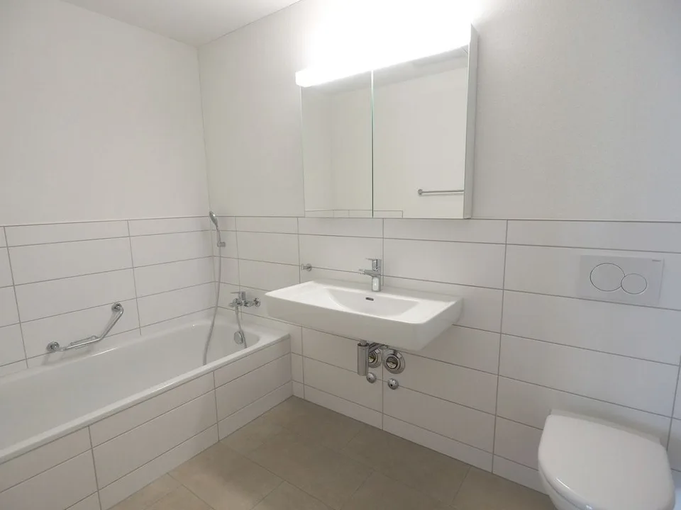 Moderne 4.5 ZW mit zwei Badezimmer und Waschturm