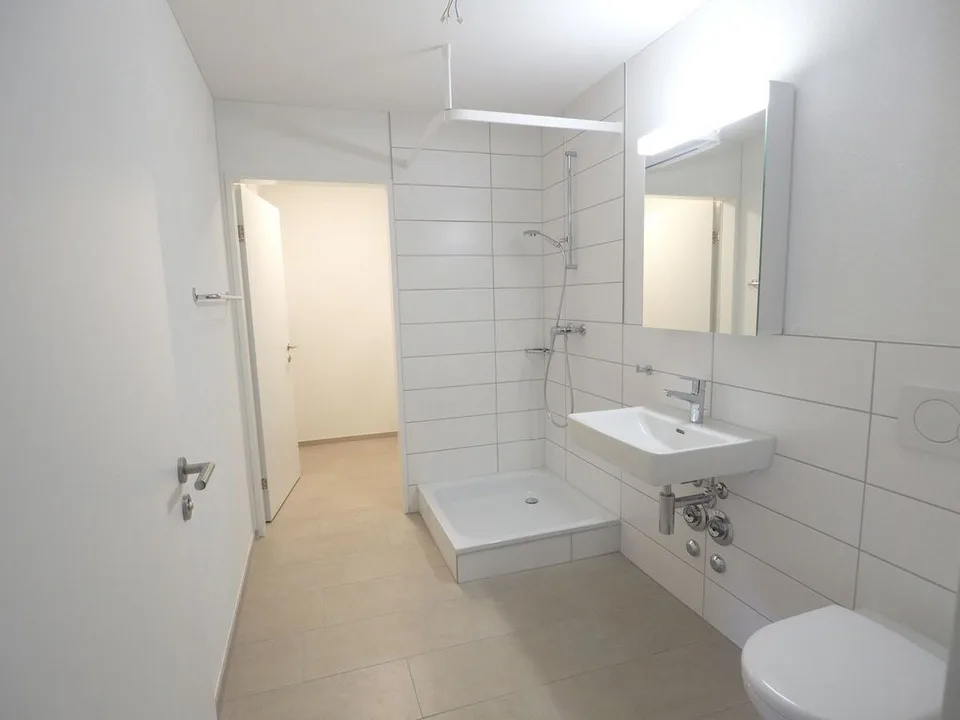Moderne 4.5 ZW mit zwei Badezimmer und Waschturm