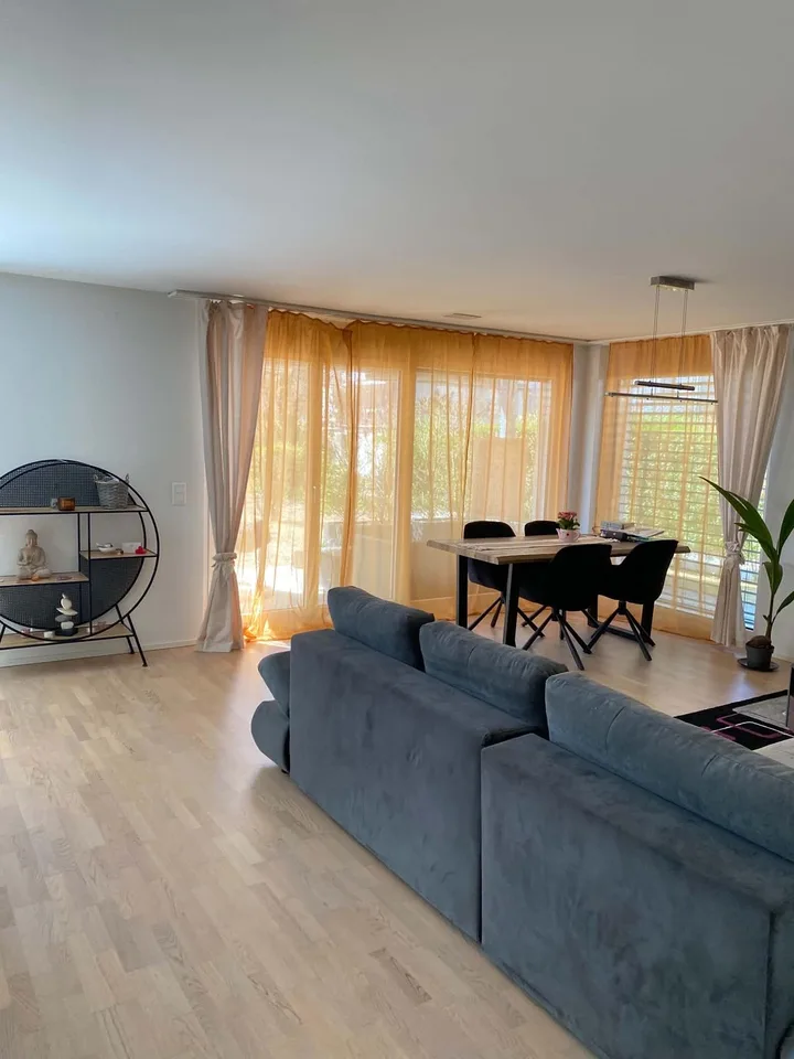 Helle 2.5-Zimmer-Gartenwohnung mit grossem Sitzplatz und schöner Aussicht