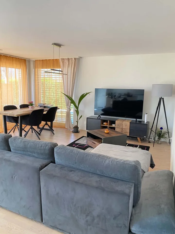 Helle 2.5-Zimmer-Gartenwohnung mit grossem Sitzplatz und schöner Aussicht