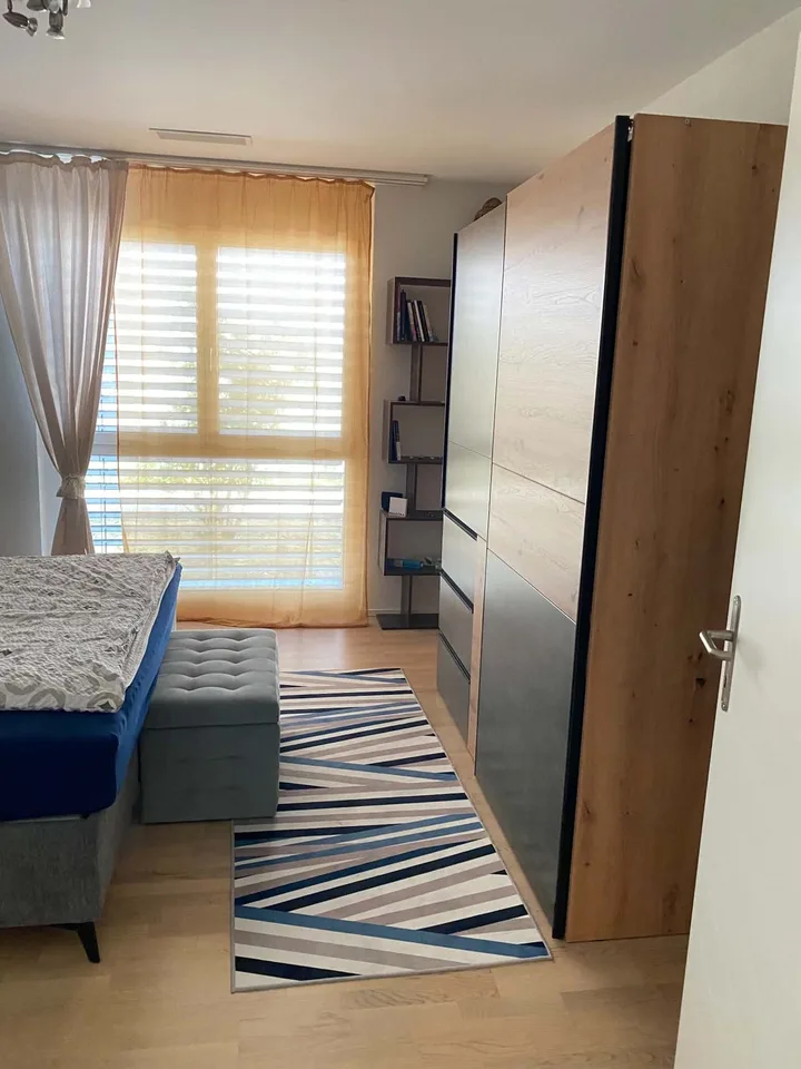 Helle 2.5-Zimmer-Gartenwohnung mit grossem Sitzplatz und schöner Aussicht