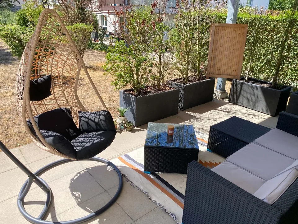Helle 2.5-Zimmer-Gartenwohnung mit grossem Sitzplatz und schöner Aussicht