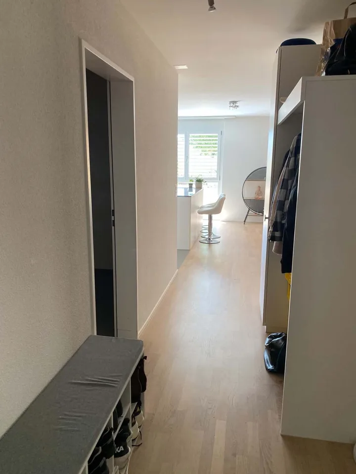 Helle 2.5-Zimmer-Gartenwohnung mit grossem Sitzplatz und schöner Aussicht