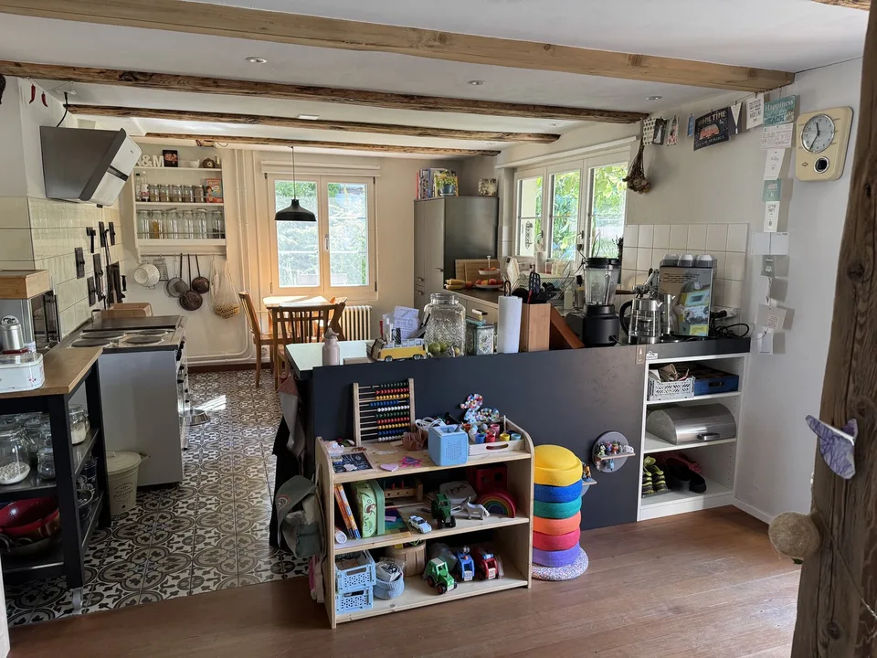 Befristet für 1 Jahr: Möbliertes Riegelhaus (>170 m²) mit Garten & Erdsondenheizung