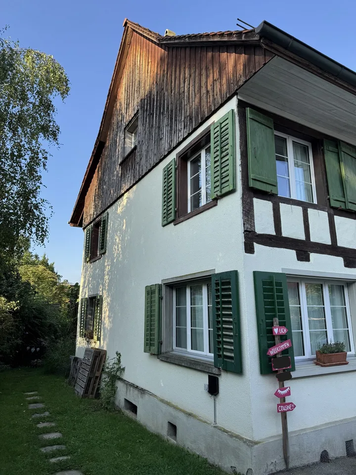 Befristet für 1 Jahr: Möbliertes Riegelhaus (>170 m²) mit Garten & Erdsondenheizung