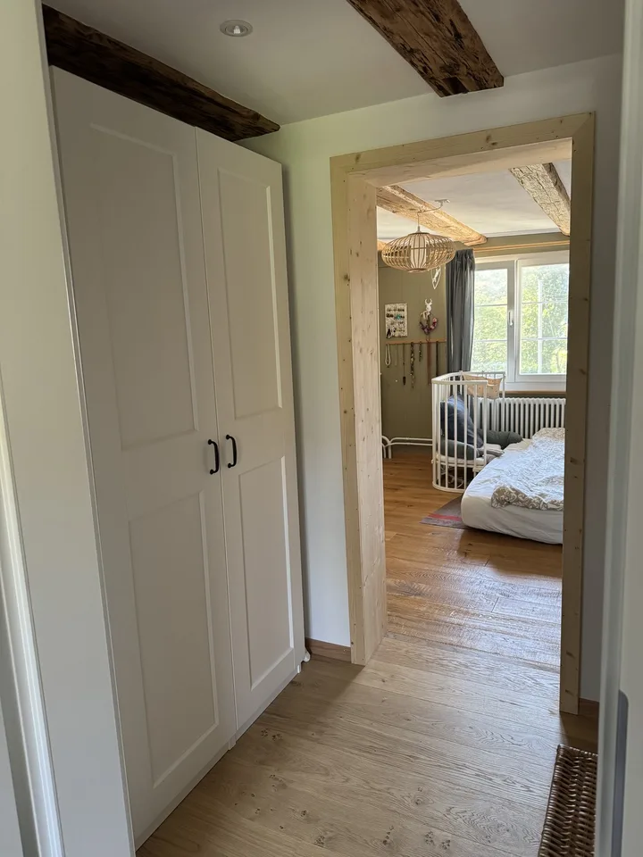 Befristet für 1 Jahr: Möbliertes Riegelhaus (>170 m²) mit Garten & Erdsondenheizung